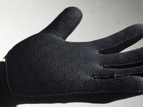 Tiny dots lining the entire palm and finger area contribute to good grip and bar feel