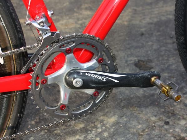 Tight-ratio 'cross-specific SRAM chainrings are mounted to the Specialized carbon crankarms.