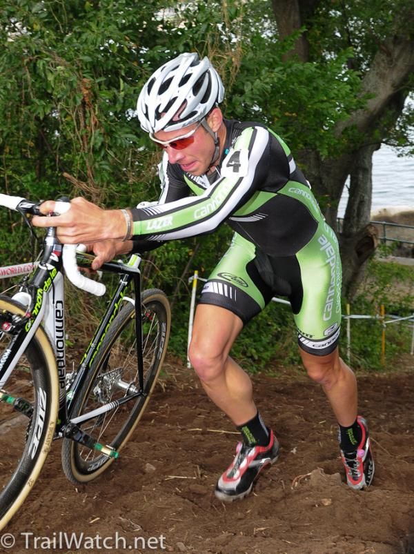Jeremy Powers (Cannondale-Cyclocrossworld.com) leading at the run-up