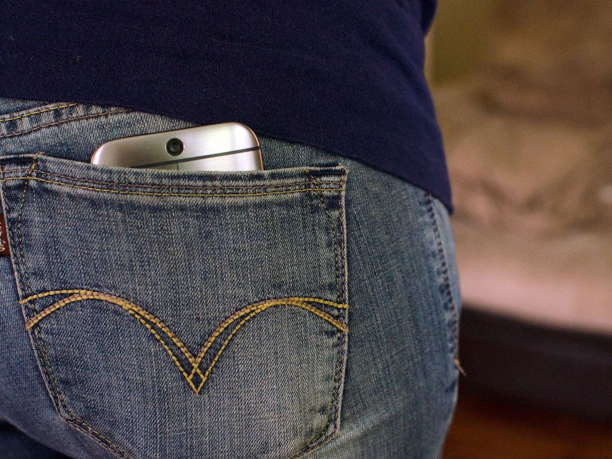 HTC One M8 back pocket view