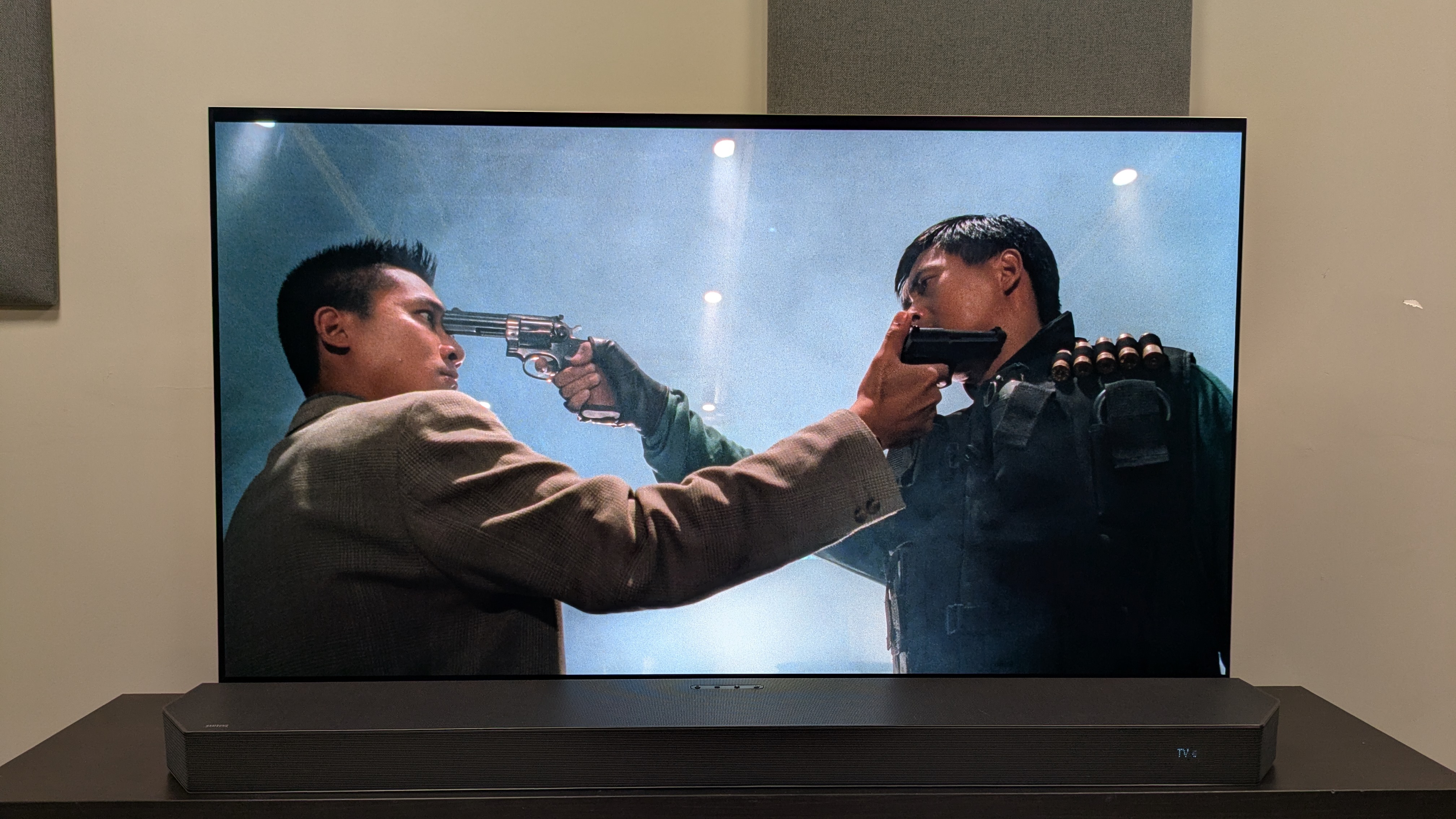 Hard Boiled 4K Blu-ray on LG G6, mostrando a Ah Long y Tequila sosteniendo armas frente a frente