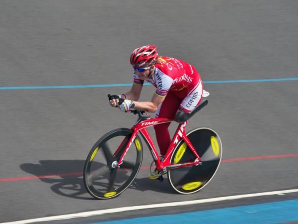 Laurent Thirionet showing good form in the individual pursuit.
