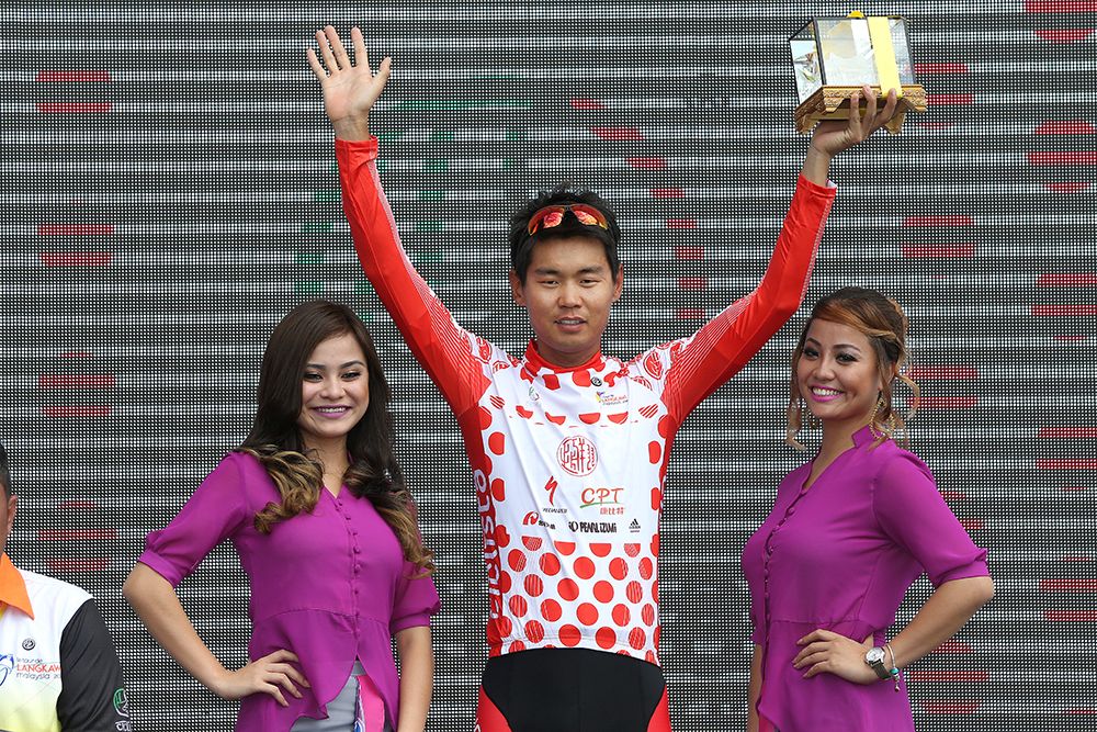 Meiyin Wang wears the mountains classification jersey