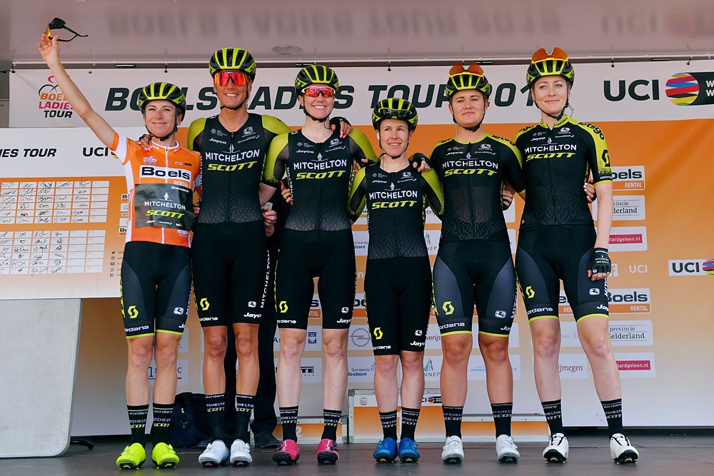 Mitchelton-Scott with overall race leader Annemiek van Vleuten