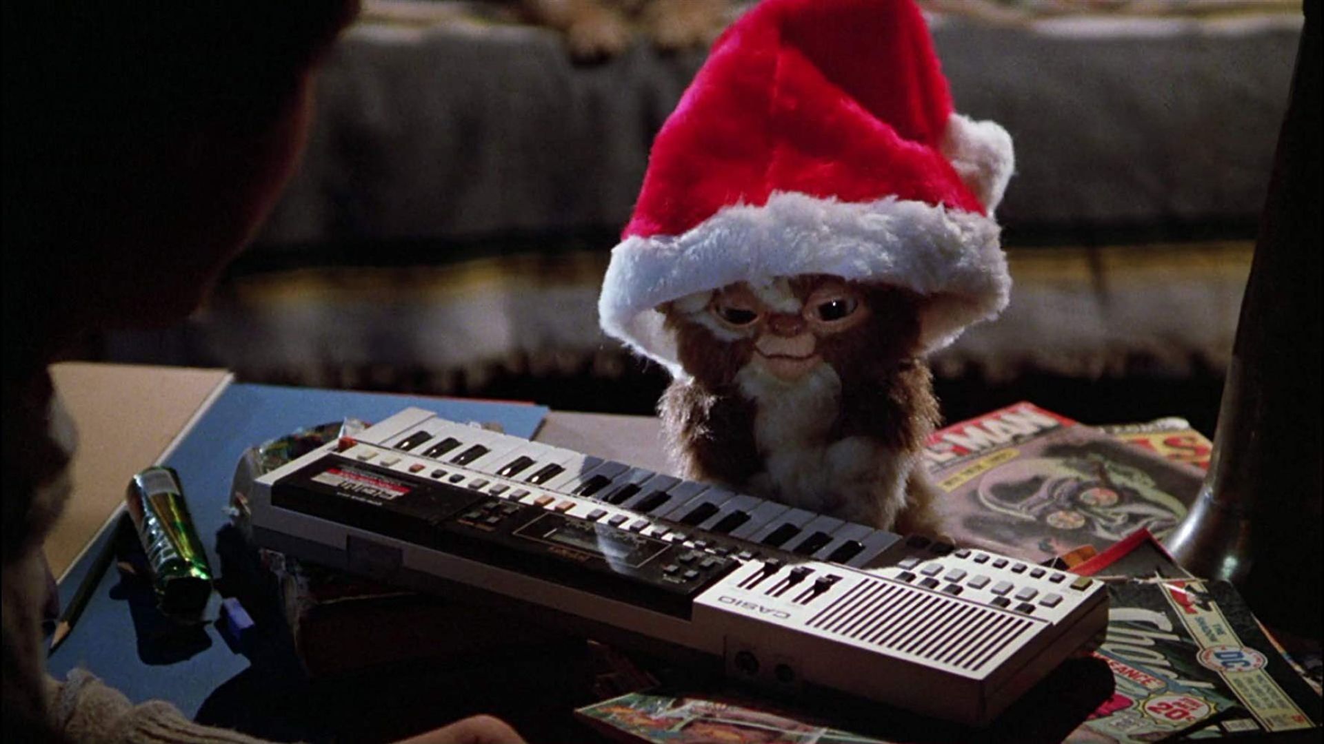 Gizmo con gorro de Papá Noel en Gremlins.