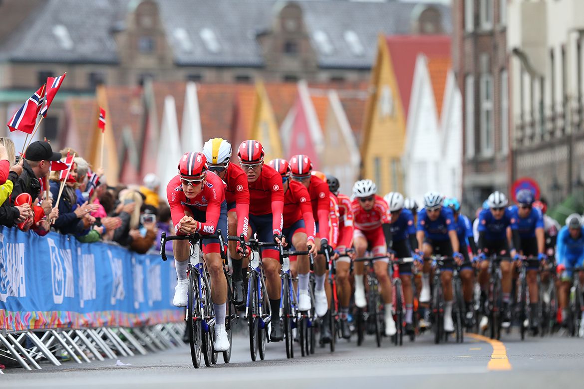 The Norwegian squad leading the pack in the men's U23 road race in Bergen
