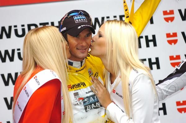 Fr&auml;nk Schleck (Saxo Bank) on the podium for his overall victory.