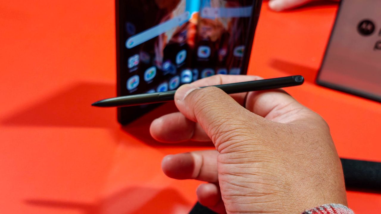 Motorola Razr Fold hands-on testing