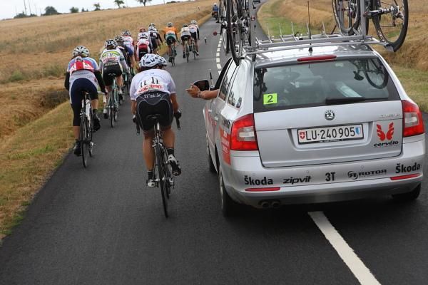 Elizabeth Armitstead (Cervelo Test Team) in discussion with Kens Zemke.