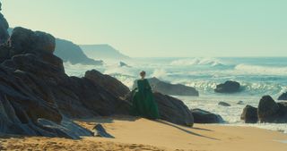 Beste franske filmer: En kvinne står på stranden i filmen Portrett av en kvinne i flammer