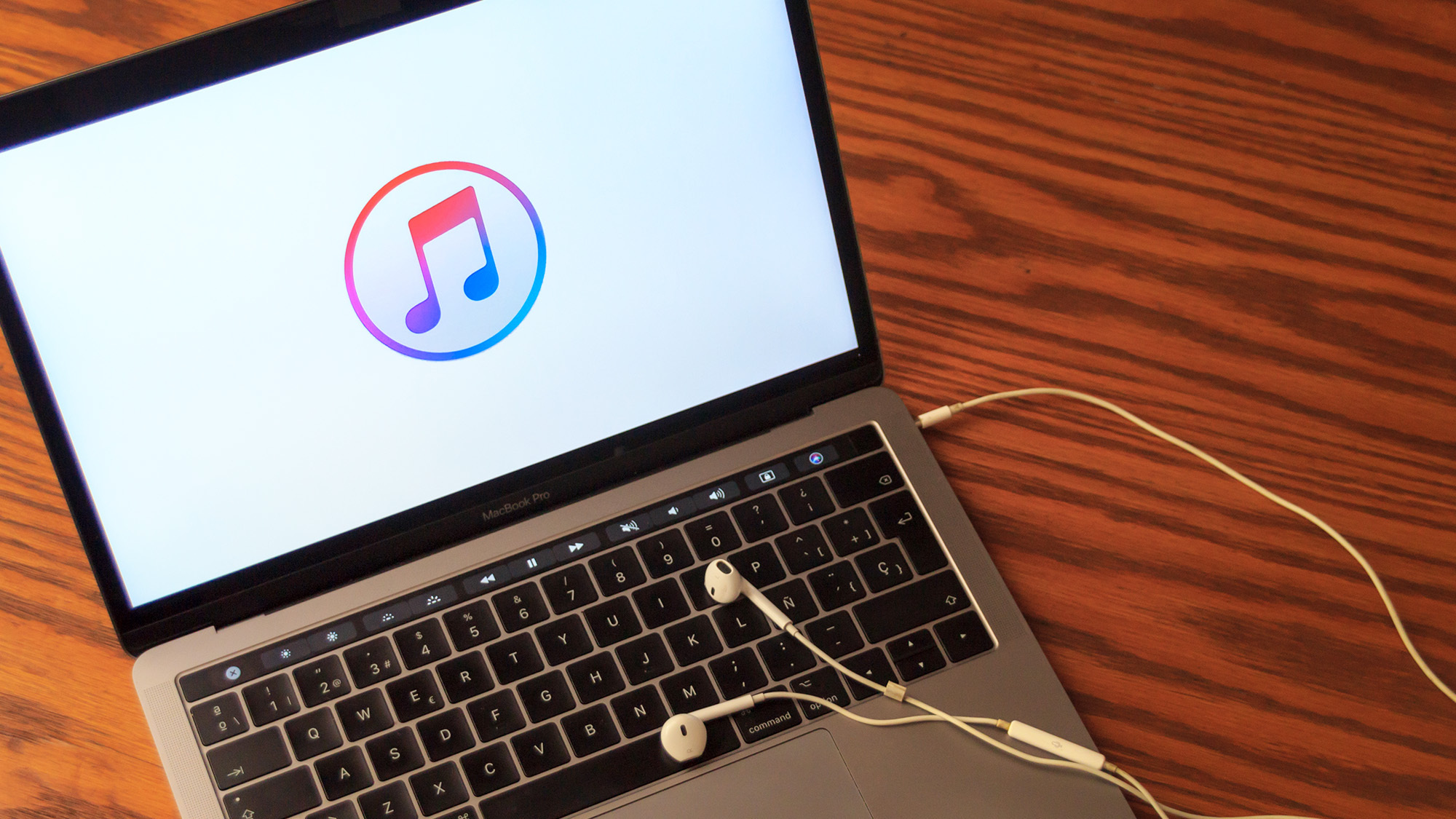 itunes logo on an old macbook