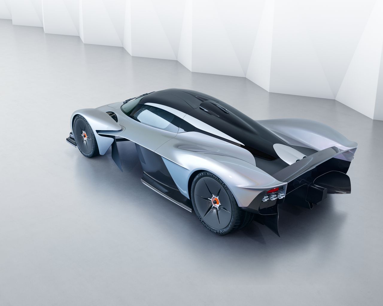 aston_martin_valkyrie_14.jpg