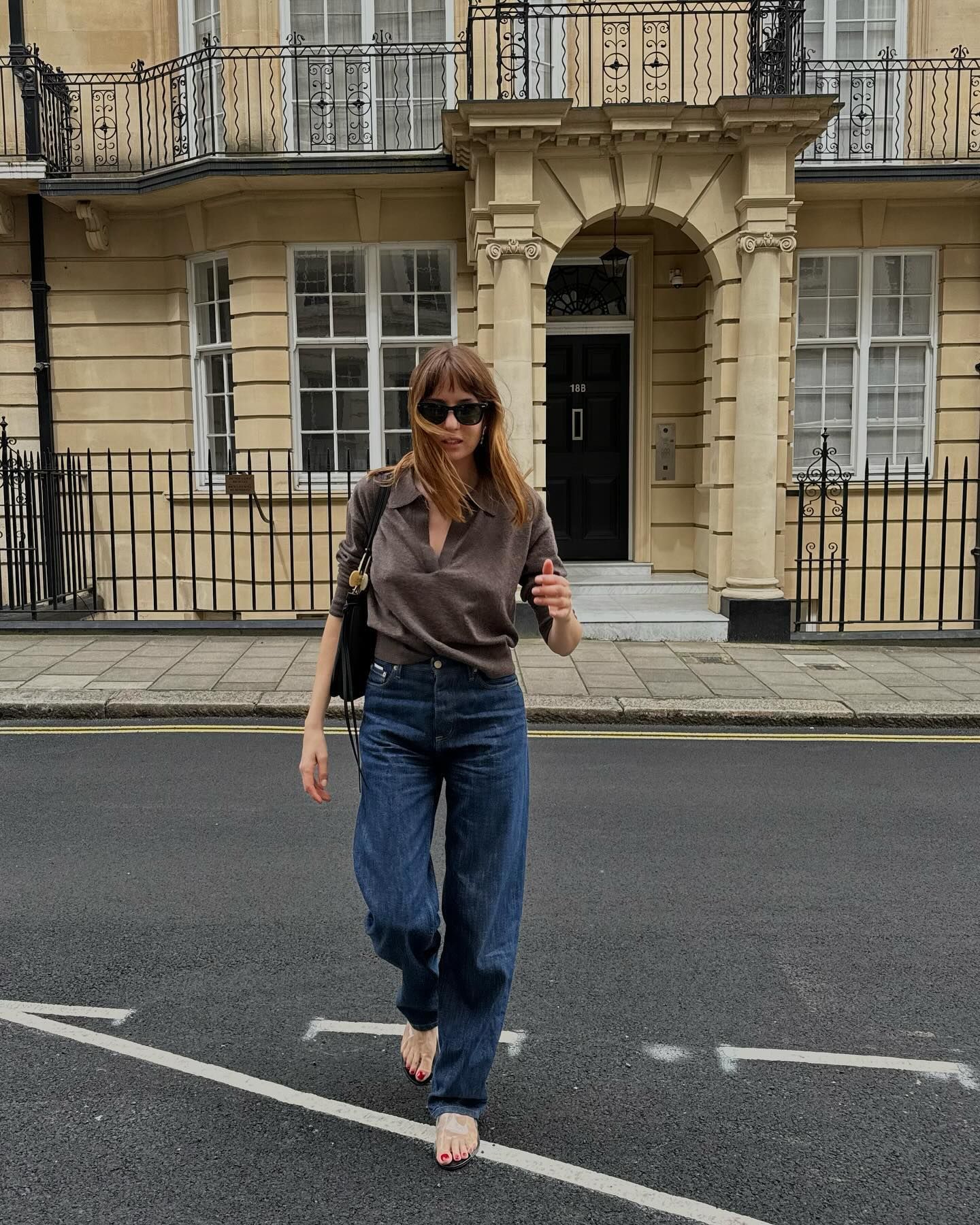 An image of @lizzyhadfield wearing a summer trend to wear with jeans.