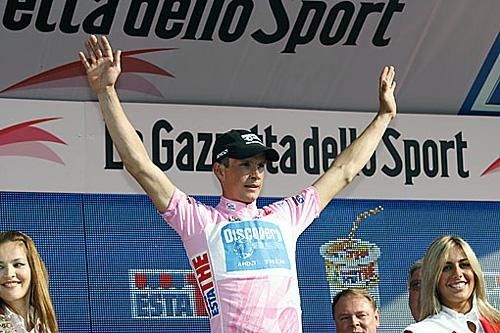Paolo Savoldelli (Discovery Channel) salutes the crowd in the maglia rosa