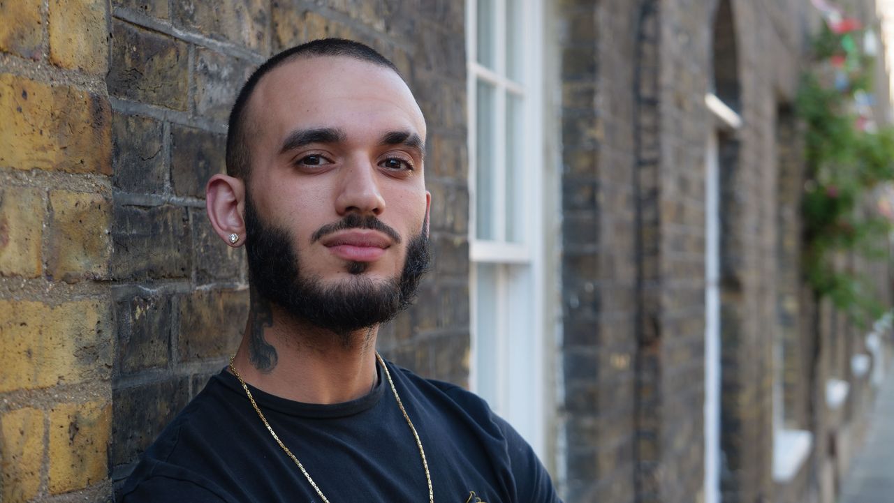Panasonic Lumix L10 image gallery: portrait of a man, leaning against a brick wall in London