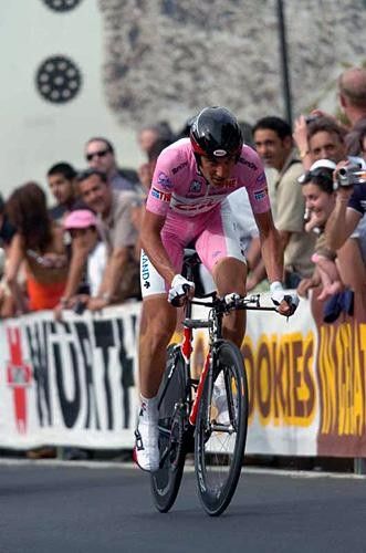 Ivan Basso (CSC) sprints off