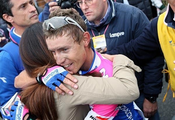 Cunego and his wife embrace after his win