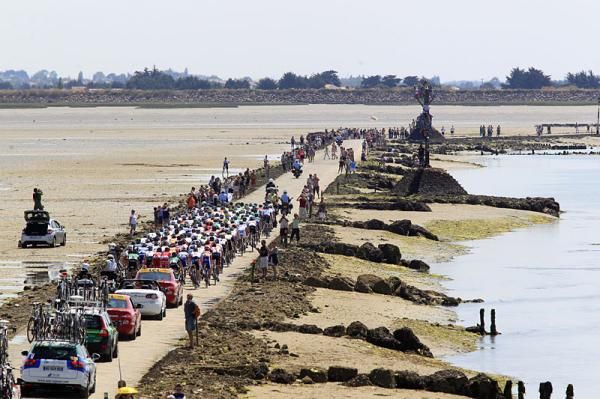 The peloton over the Passage du Gois