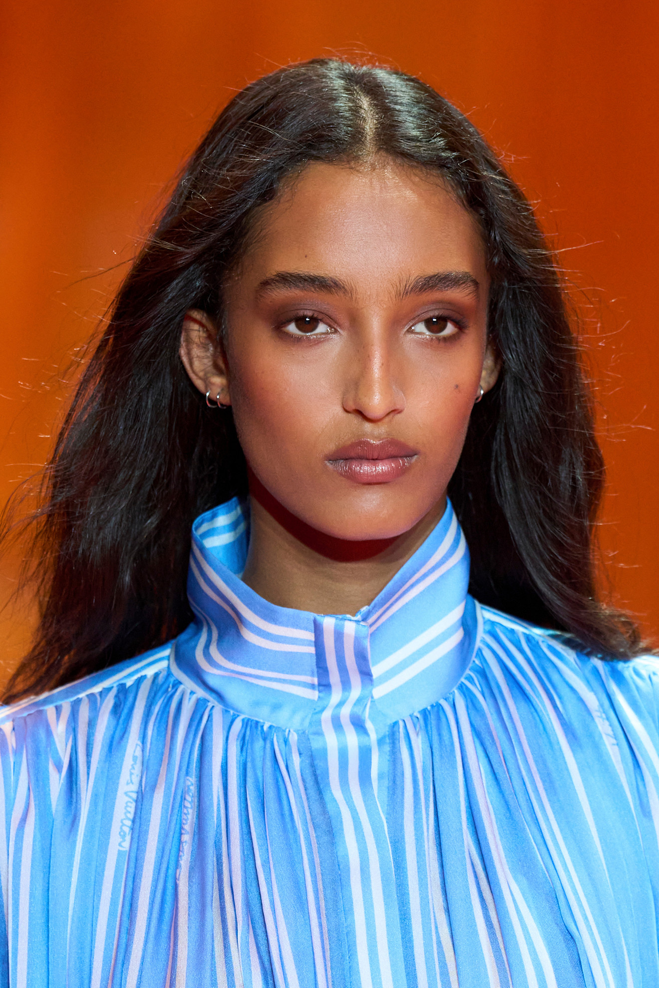 A model wearing a brown smoky eye in the Louis Vuitton S/S 24 show.