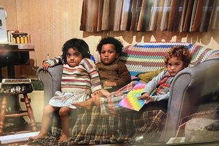 Tre barn sitter i en sofa i filmen Boy (2010)