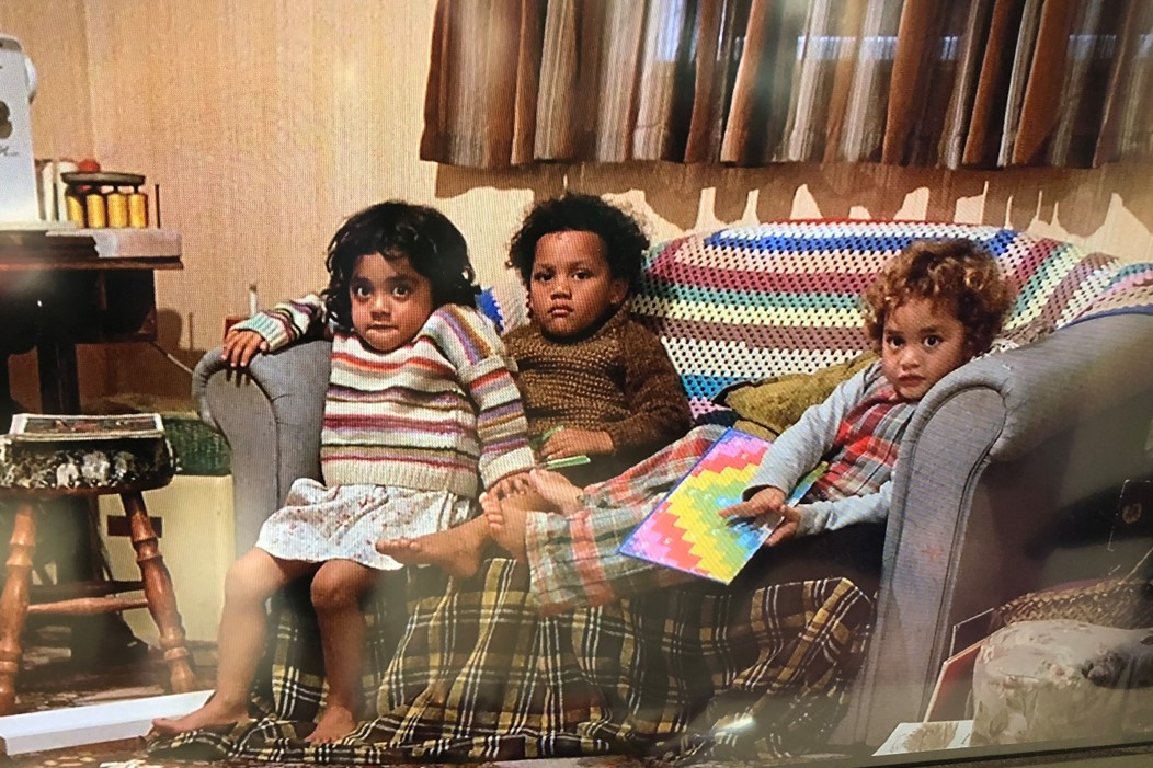 Tre barn sitter i en sofa i filmen Boy (2010)