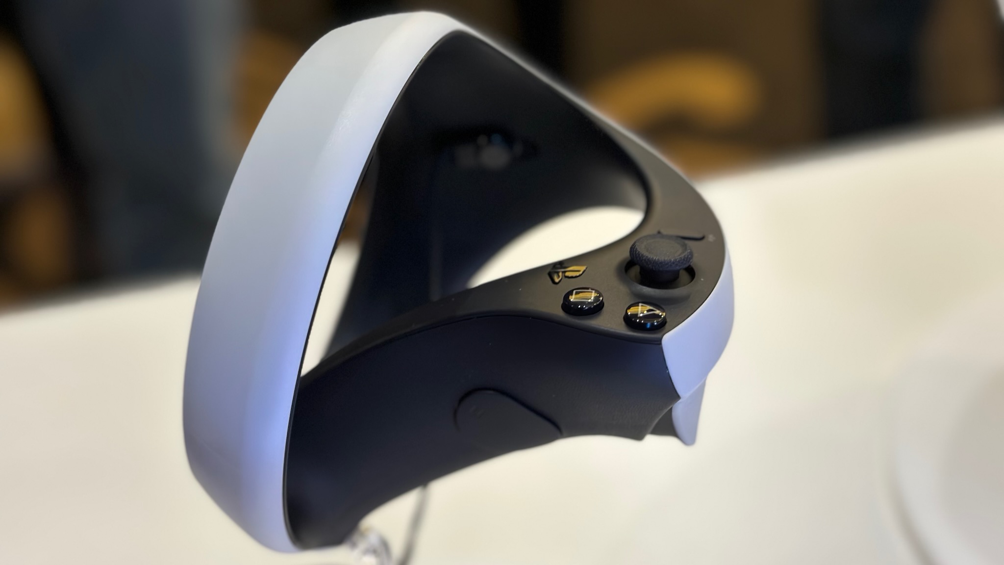 Playstation VR2 Sense kontrol cihazının yakından görünümü