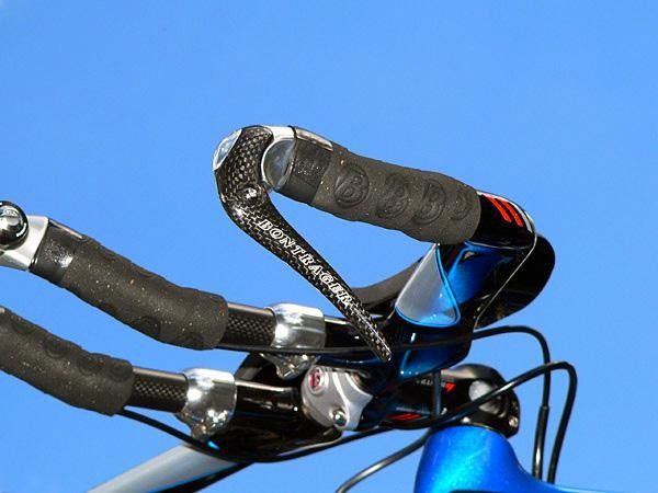 Smoothly contoured carbon fiber brake levers plug into the end of the Bontrager handlebar.