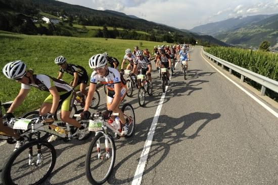 Due to the amount of road riding on the queen stage, echelons formed, and the race resembled a standard road race.
