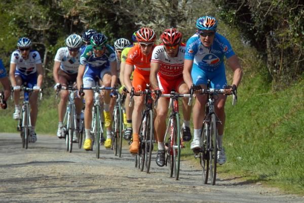 Alexandre Pichot (Bbox Bouygues T&eacute;l&eacute;com) leads a small group