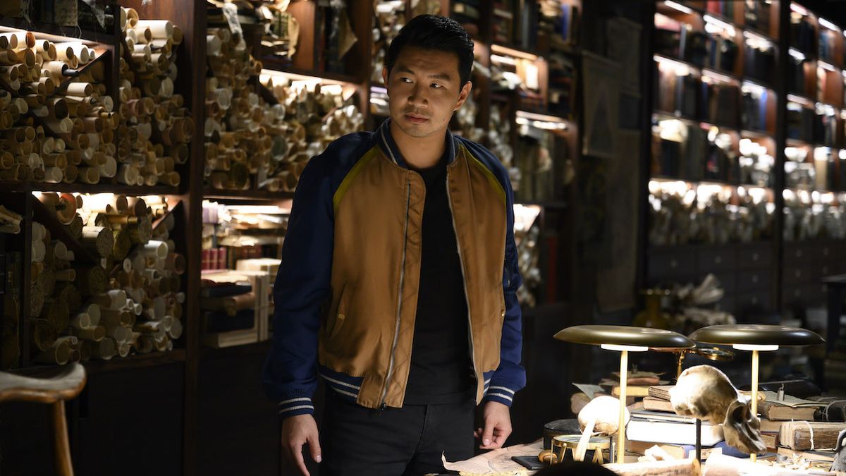 Simu Liu, o Shang-Chi, compara Barbie com seu filme na Marvel