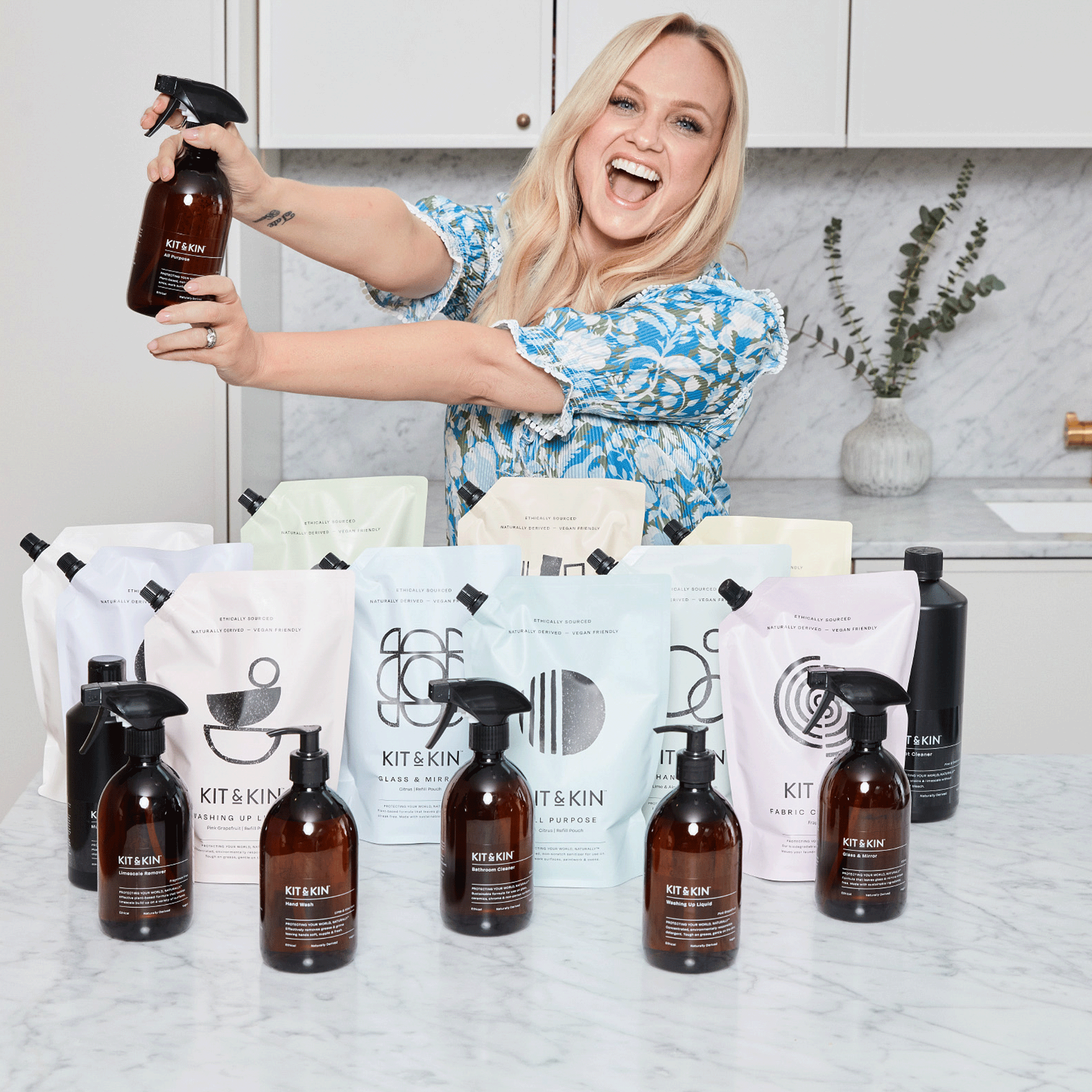 Emma Bunton di dapur dengan produk pembersih
