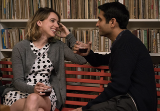 zoe kazan and kumaiol nanjiani talk to each other at a party in The Big Sick (2017)