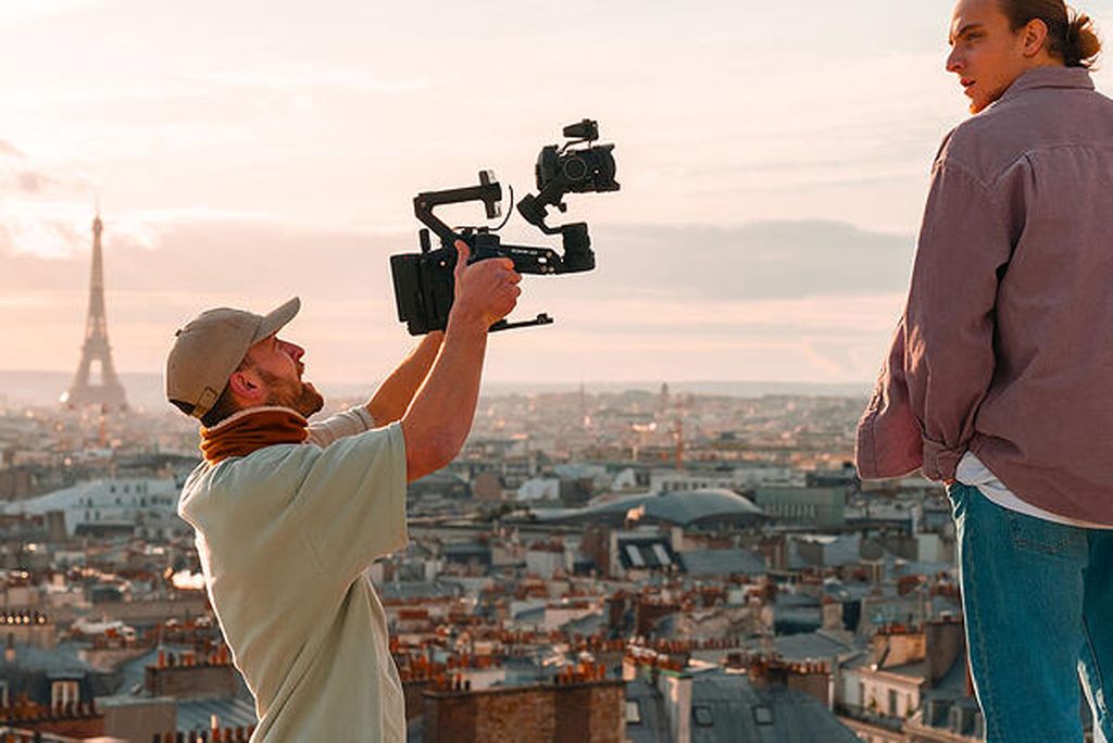 Crazy camera operator chases parkour athlete across Paris rooftops