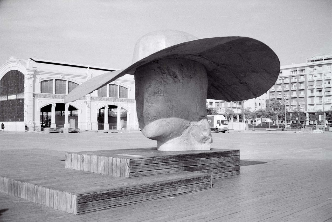 statue of head wearing hat shot on Kentmere Pan 400 35mm film