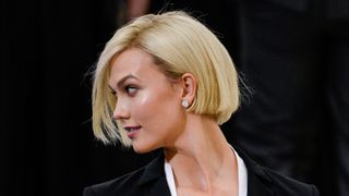 karlie kloss on the red carpet with a cropped blonde box bob