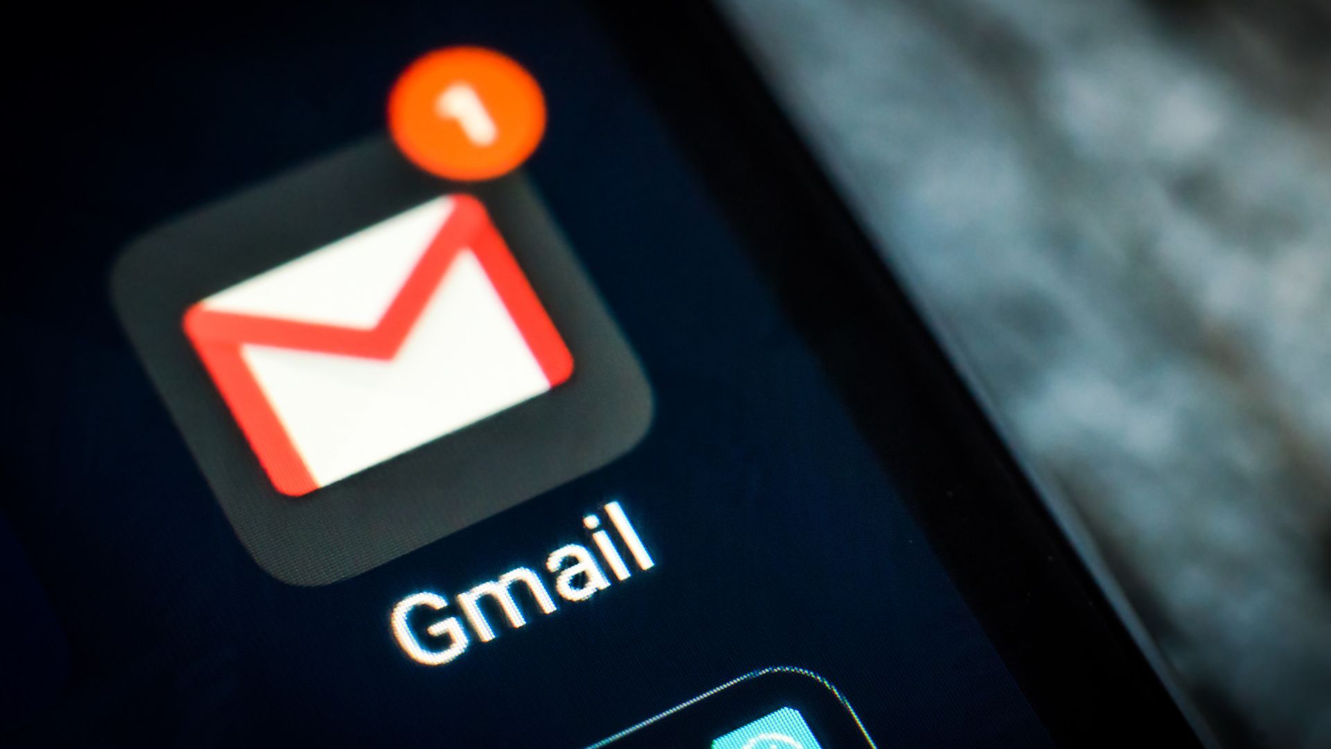 gmail-caught-mixing-ads-with-regular-emails-annoying-many-on-the