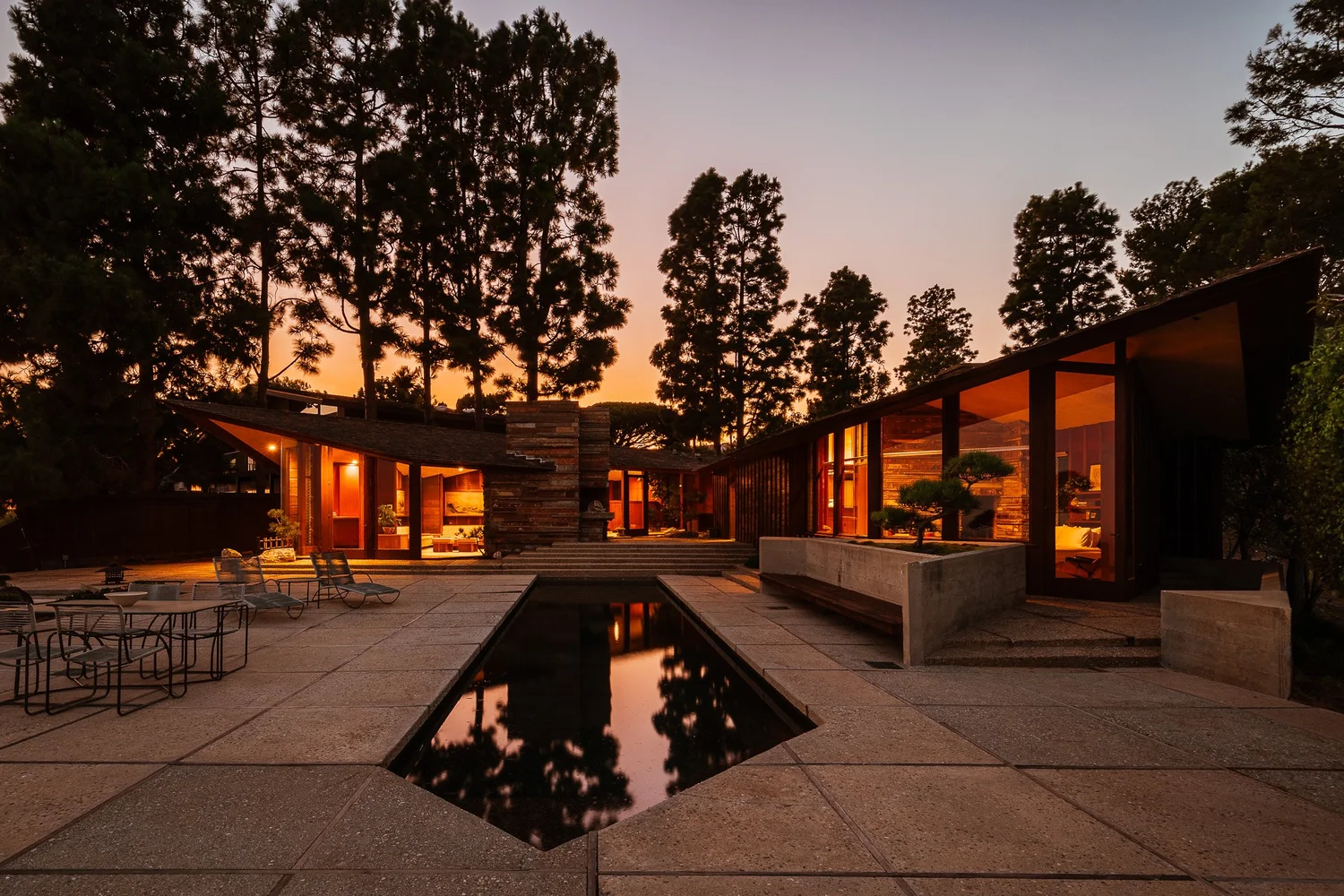 An oceanfront modernist house by one of Frank Lloyd Wright's disciples, hits the market