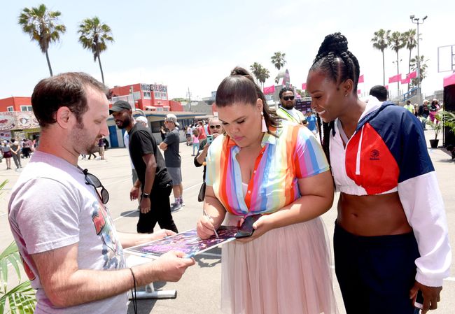 Schmooze-I-Glow-MuscleBeach