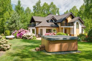 A hot tub in the back yard of a suburban house