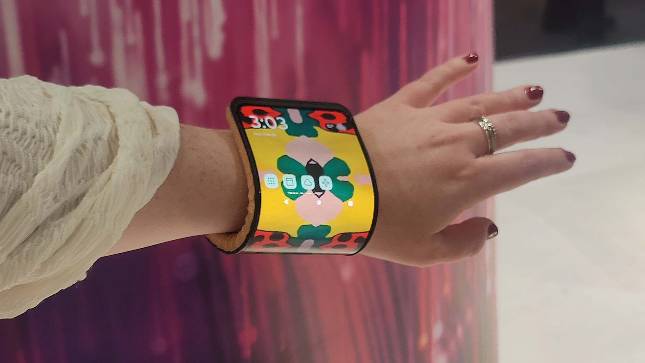 motorola-s-bendable-concept-phone-is-the-biggest-silliest-smartwatch-i