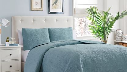 Bed sheet, Bedding, Furniture, Bed, Bedroom, Duvet cover, Bed frame, Room, Textile, Duvet, 