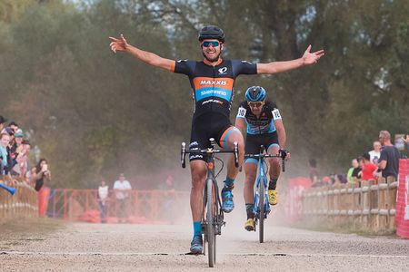 Danny Summerhill (Maxxis | Shimano) takes the win.
