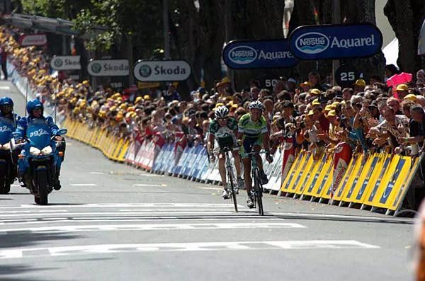 Kjell Carlstrom (Liquigas) beats Halgand for second