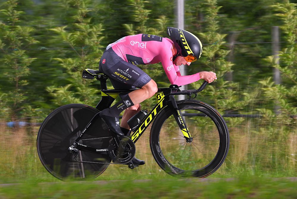 Magia rosa Simon Yates (Mitchelton-Scott) during the stage 16 time trial at the Giro d'Italia