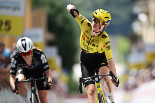 Tour de Suisse Women: Femke de Vries outsprints Lauren Dickson to claim first professional victory on hard-fought stage 1