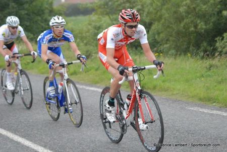 Angelo Tulik (Vend&eacute;e U) ahead of Erwan T&eacute;guel (UC Nanrtes Atlantique)
