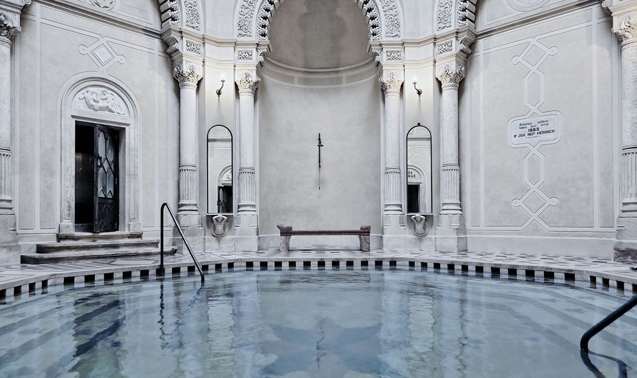 A large indoor marble bath at the Rácz Spa in Budapest