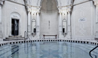 A large indoor marble bath at the Rácz Spa in Budapest
