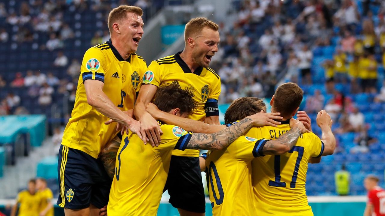 Viktor Claesson scored a 94th-minute winner for Sweden against Poland 