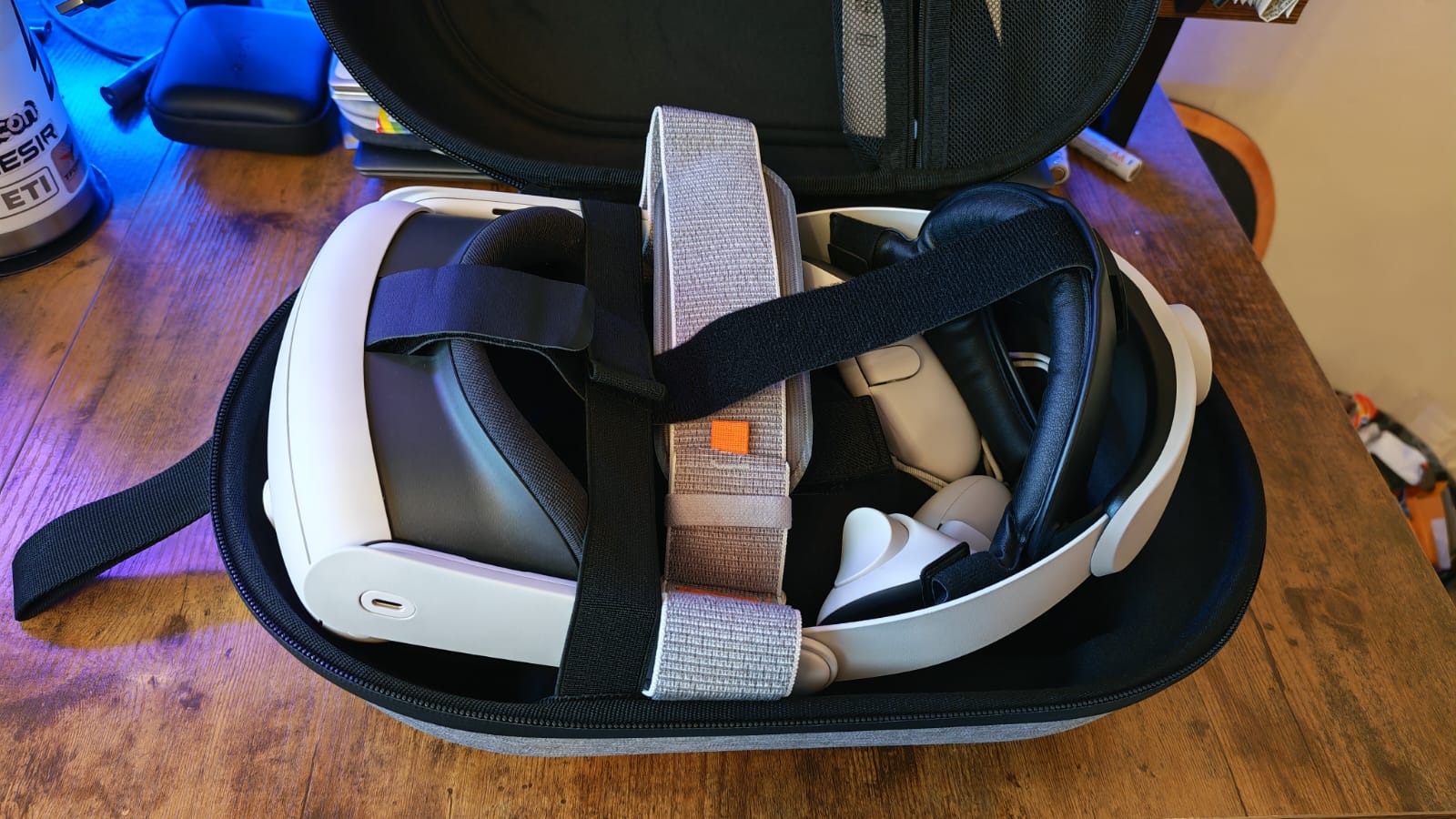 The Quest 3 and its controllers in the Syntech Hard Carrying Case